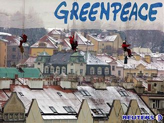 Aktivist Greenpeace na Nuselskm most