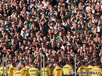 Na problematický stadionech hlídá výtrníky kamerový systém.