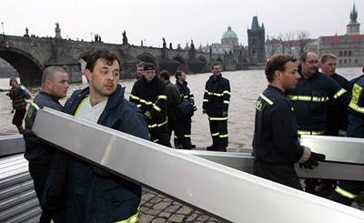 V Praze se stavly protipovodové zábrany