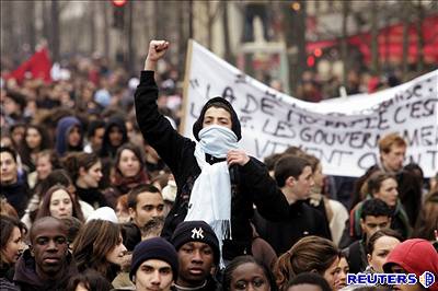 Francouztí studenti stejn jako nai odborái nebojují proti nezamstnanosti.