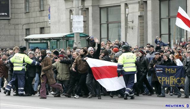 Nkolik tisíc lidí se selo na demonstraci proti výsledkm bloruských voleb.