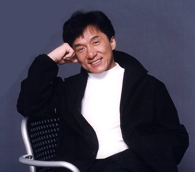 Jackie Chan zapózoval novinám na erveném koberci festivalu v Cannes.