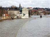 Hladina Vltavy je nyní na stejné úrovní jako 10. srpna 2002.