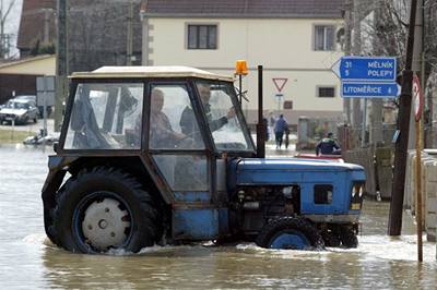 Povodní na Litomicku vyuily i zlodji nafty. Podle starostky se jedná o místní obyvatele. Ilustraní foto