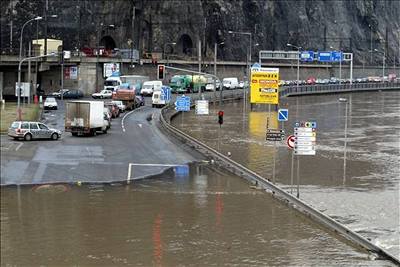 Praskou ulici na kiovatce pod Vtruí v Ústí ve stedu zaplavilo Labe. Silnice je zcela uzavená.