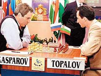 Garri Kasparov (vlevo) a Veselin Topalov