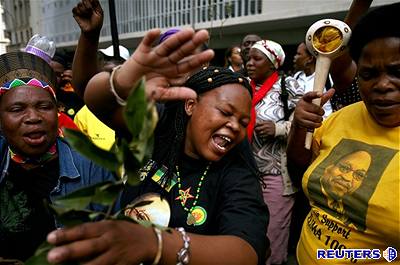 Zumu, obvinného ze znásilnní, podporují v ulicích davy demonstrant.