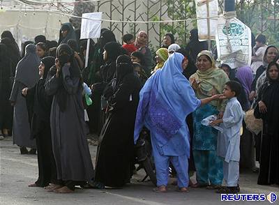 Muslimové se shromaují ped meitou Faizan-e-Madina v Karáí.