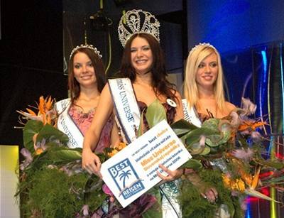 Fotografie z Miss Universe SR, Katarína Manová stojí vpravo