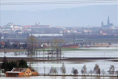 Voda ohrozila hlavn obyvatele Horky a olomouckých tvrtí Chomoutov a ernovír. Ilustraní foto