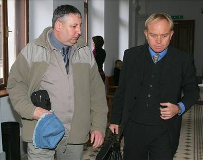 Petr Rika (vlevo) vchází do sín soudu v Plzni.