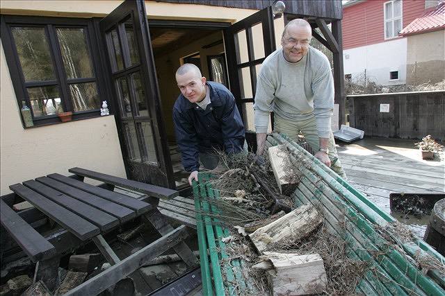 Armáda uklízí Stekovské nábeí v Ústí nad Labem.