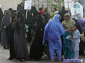 Muslimové se shromaují ped meitou Faizan-e-Madina v Karáí.