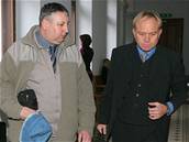 Petr Rika (vlevo) vchází do sín soudu v Plzni.