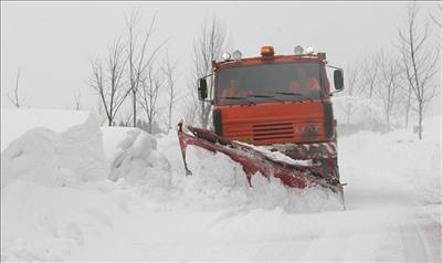 Na mnoha silnicích napadlo bhem noci 10 a 20 centimetr snhu