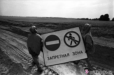 Souástí likvidace následk exploze ernobylské elektrárny bylo i vymezení ochranného pásma. Urovalo ho na 500 varovných cedulí v okruhu 30 kilometr kolem elektrárny.
