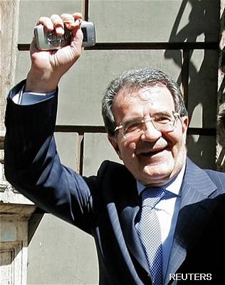 Romano Prodi me konen slavit tsné vítzství ve volbách.