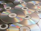 OI pi sobotní razii zabavila 65 tisíc padlaných CD a DVD. Ilustraní foto.