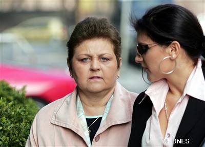 Marie Souková odchází s dcerou od soudu. Bývalé ministryni zdravotnictví hrozí za zneuití pravomoci veejného initele a deset let vzení.