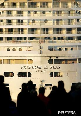 Freedom of the Seas v hamburském pístavu