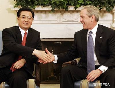 George Bush a ínský prezident Chu v Bílém dom.