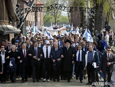 Pochodu do Osvtimi se zúastnil i imon Peres.