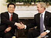 George Bush a ínský prezident Chu v Bílém dom.