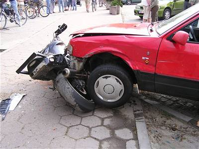 Ob motorky se stetly s osobními auty na Plzesku. Ilustraní foto
