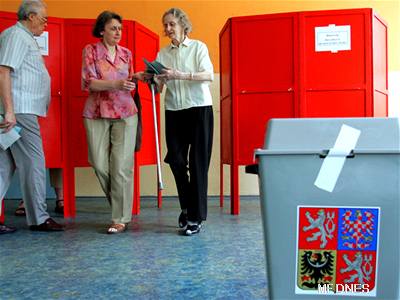Volby, volební místnost, urna, lístky, plenta
