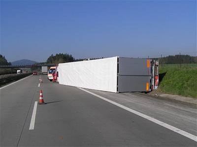 Pevrácený kamion zcela uzavel nkolik kilometr D8. Ilustraní foto