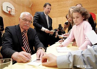 Lidé ví prezidentovi a kladn hodnotí jeho práci více ne rok