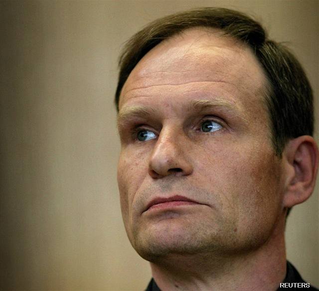 Armin Meiwes poslouchá vynesení rozsudku