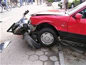 Ob motorky se stetly s osobními auty na Plzesku. Ilustraní foto