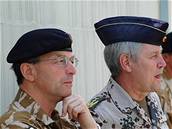 Nový velitel ISAF britský generál Dave Richards (vlevo)