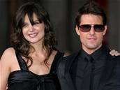 Americký herec Tom Cruise piel 4. kvtna se svou snoubenkou Katie Holmesovou na hollywoodskou premiéru svého posledního filmu Mission Impossible 3. Holmesová se po nedávném narození jejich spolené dcery Suri tak poprvé objevila na veejnosti.
