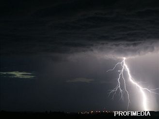 V Olomouci - Hodolanech zasáhl trafostanici blesk. Ilustraní foto