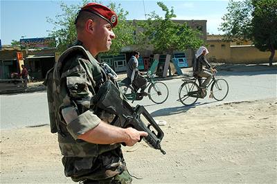 Francouzský voják na patrole v Kábulu.