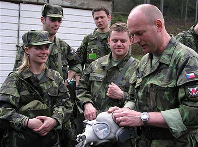 Velitel kurzu peití pro novináe Frantiek Heideker (vpravo).