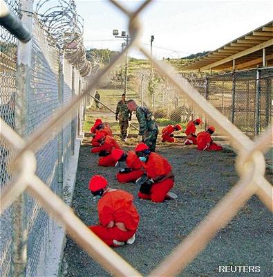 Vzni ijí na Guantánamu asto v nelidských podmínkách.