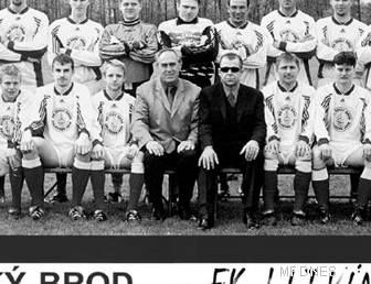 Plakát s Frantikem Mrázkem (v brýlích) zval jet ped dvma týdny na zápas eského Brodu.