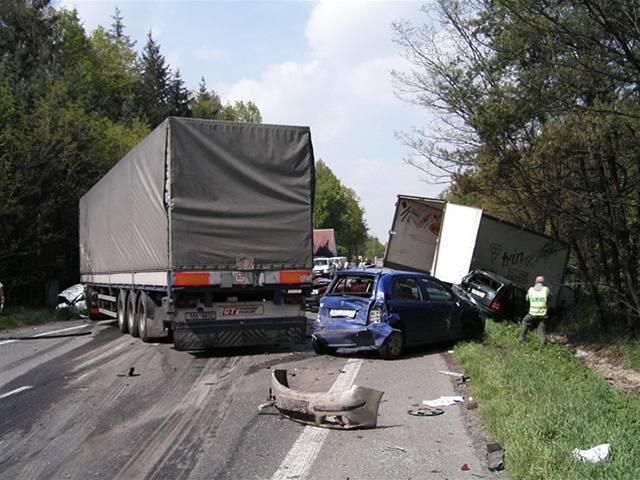 idi kamionu vyvázl bez zranní.