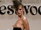 Modelka Kate Mossov v kreaci Vivienne Westwoodov