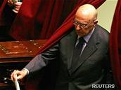 Giorgio Napolitano odevzdává hlasovací lístek