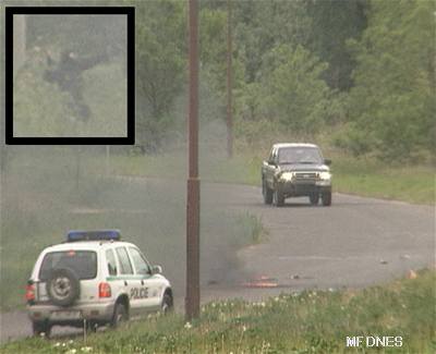 Zápalná láhev dopadla ped policejní auto. Ve výezu jeden z útoník