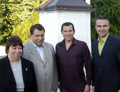 Manelé Paroubkovi s Pavlem Vítkem a Janisem Sidovským