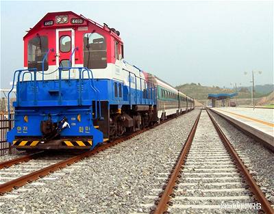 Severokorejská vlaková souprava eká na nádraí v Kesongu