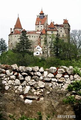 Pevnost Bran, která se tyí v rumunských Karpatech.