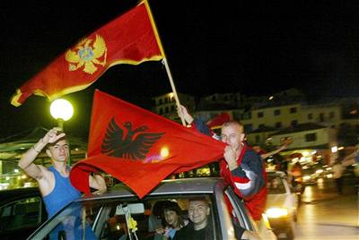 Podle zatím neoficiálních výsledk si ernohorci odhlasovali nezávislost na Srbsku.