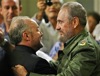 Galloway navtílvil Castra na Kub. Dvakrát byl také navtívit Saddáma Hussaina.