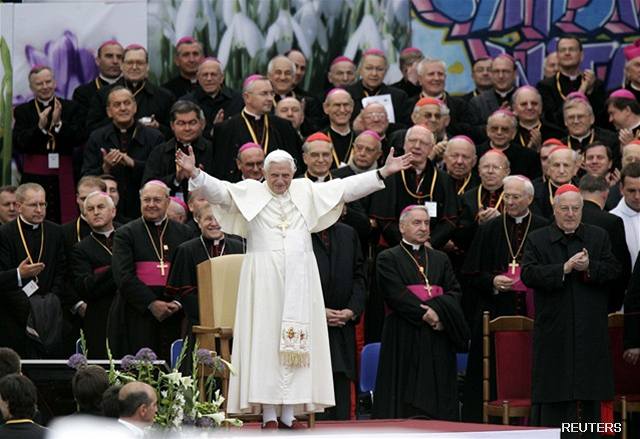 Papee vítaly v Polsku tisíce lidí.